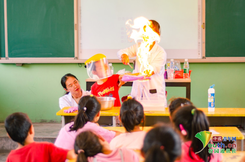 东林学子公益科教行：“小雨滴”课堂进乡科学实验真奇妙(图2)